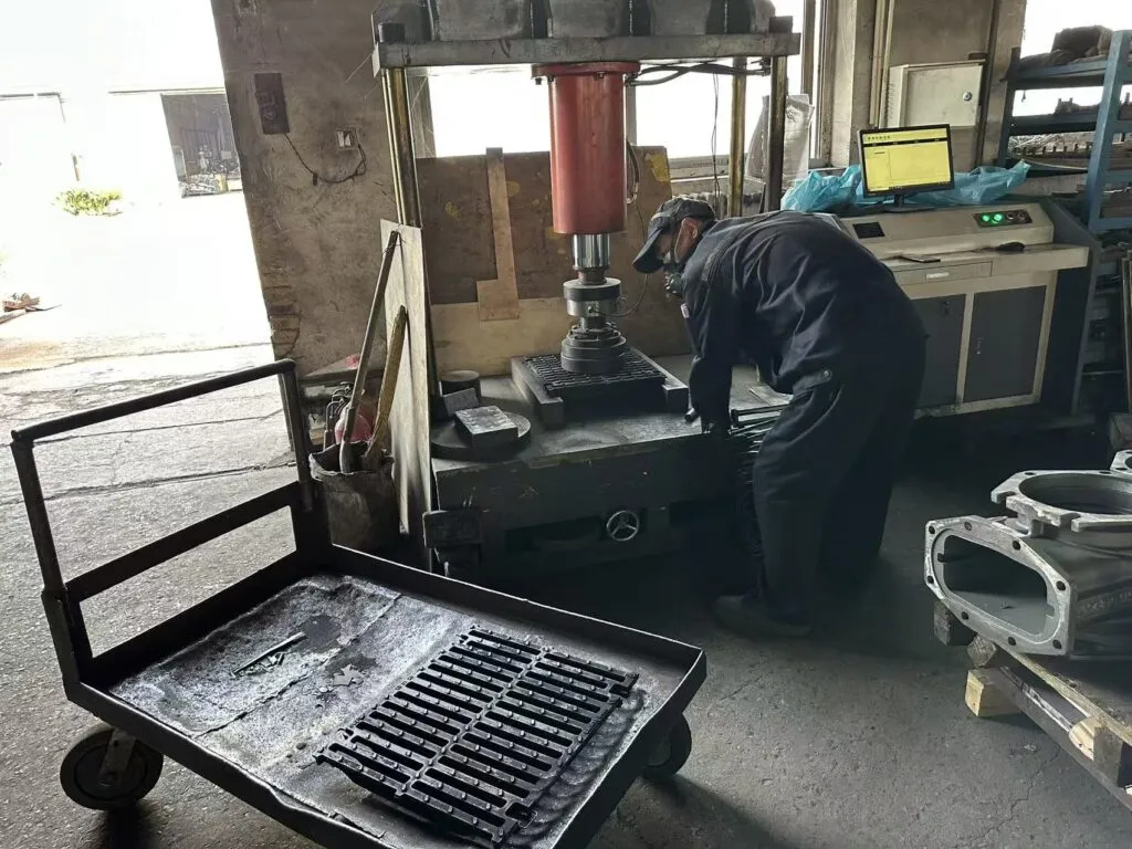 Redesigned CO450 D400 Channel Grate | Optimized Performance & Lightweight Structure #heavydutygrate loading test